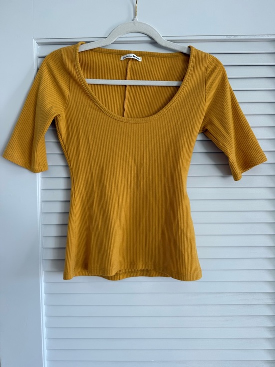 Reformation Tops - Reformation Ribbed Scoop Neck Tee in Mustard - S